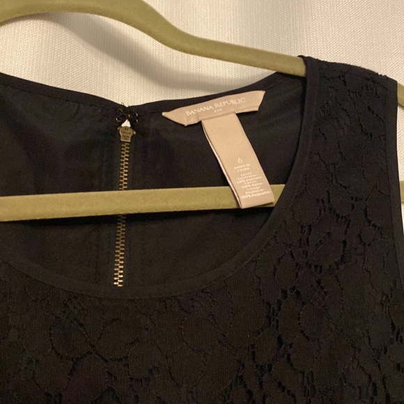Black lace Banana Republic size 6 sleeveless blouse - Picture 2 of 5